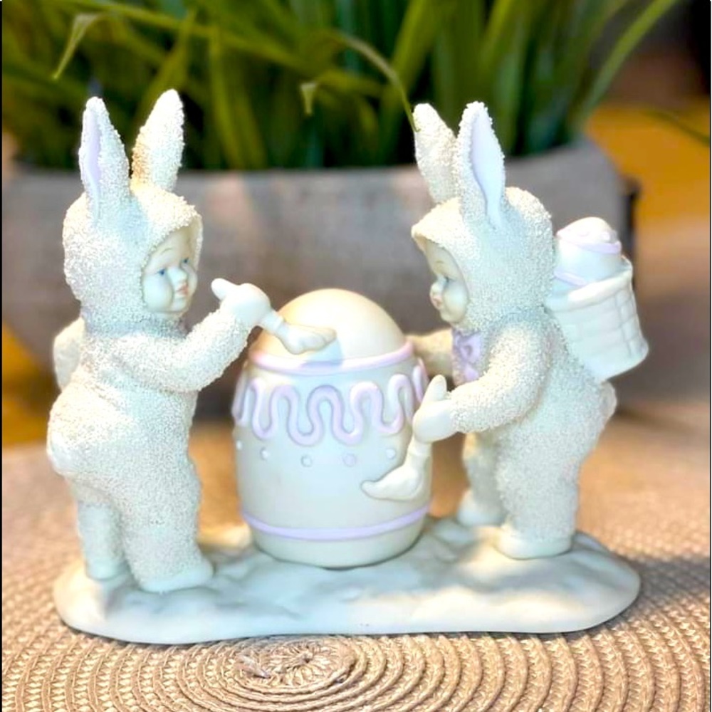 Snow Babies | Easter Egg Decorating
Mint condition